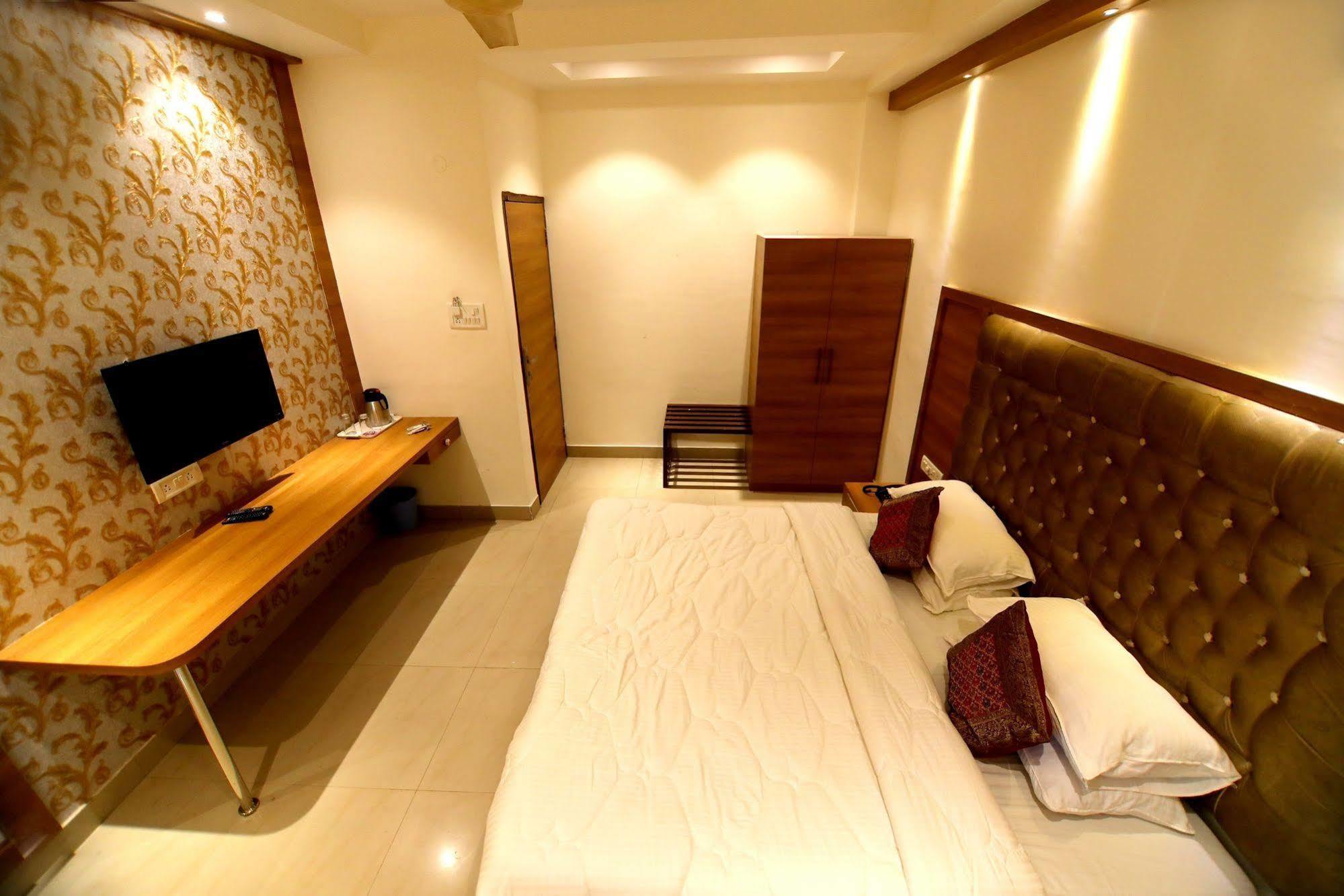 Fabhotel Prime Sarin Inn Heritage バラナシ エクステリア 写真